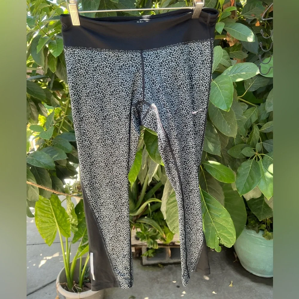 Nike cropped leggings - Picture 1 of 3